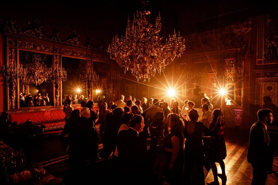 Dancing moment in sala specchi