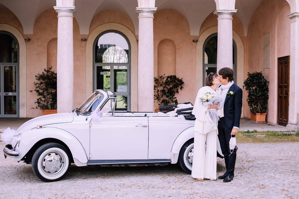Sposi con auto d'epoca.
