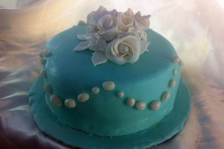 Torta azzurra con rose