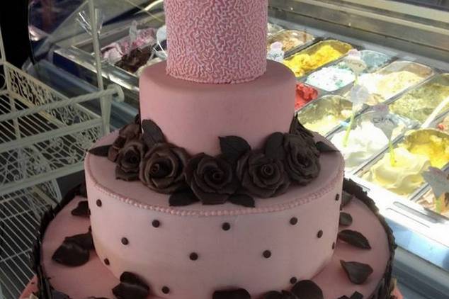 Torta rosa a strati con cioccolato