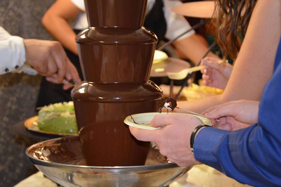 Fontana di cioccolato con frutti di stagione