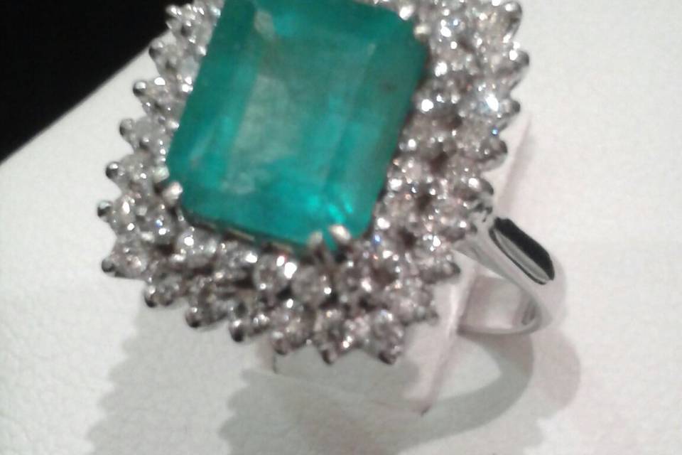 Anello smeraldo e diamanti nat