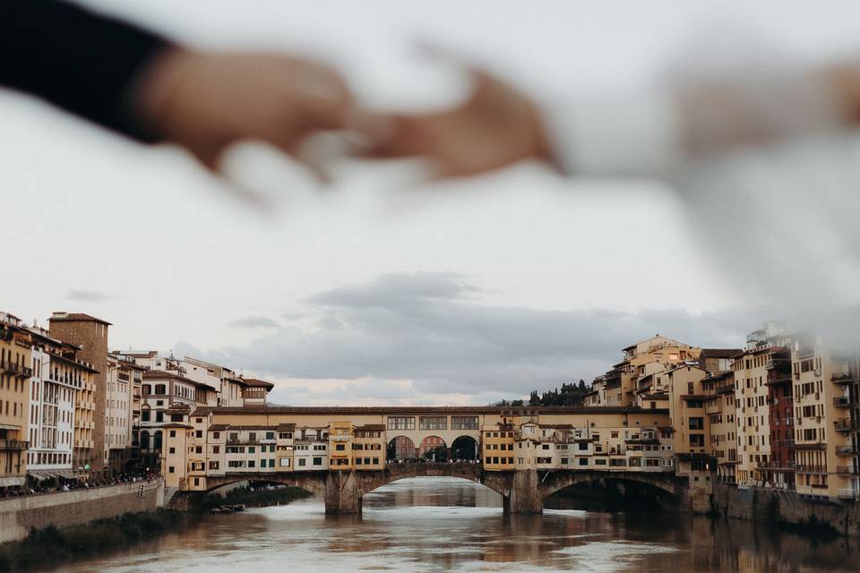 Mani che si sfiorano