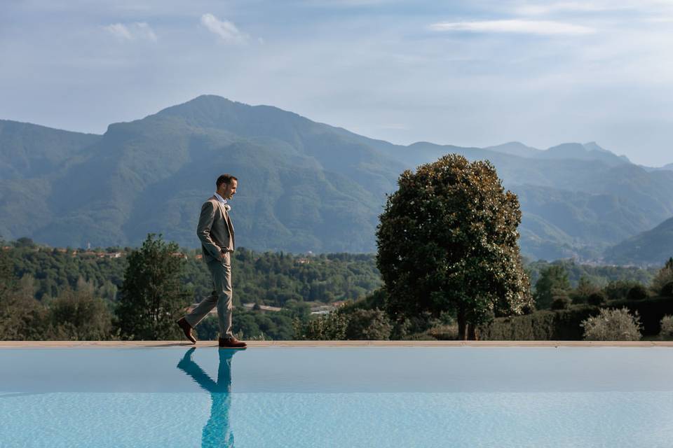 Lo sposo riflesso in piscina