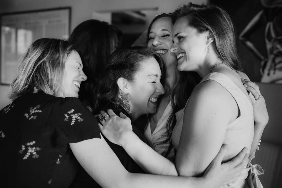 Abbraccio con le amiche
