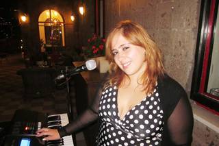 Laura Pianobar!