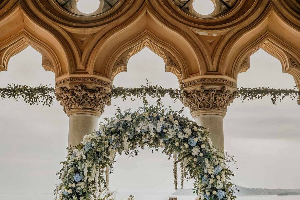 L'arco di fiori sopra l'altare