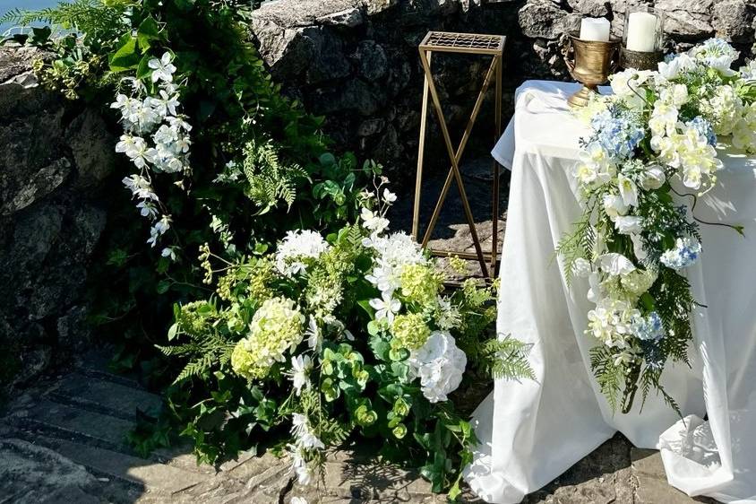 Arco bianco-verde sul  mare