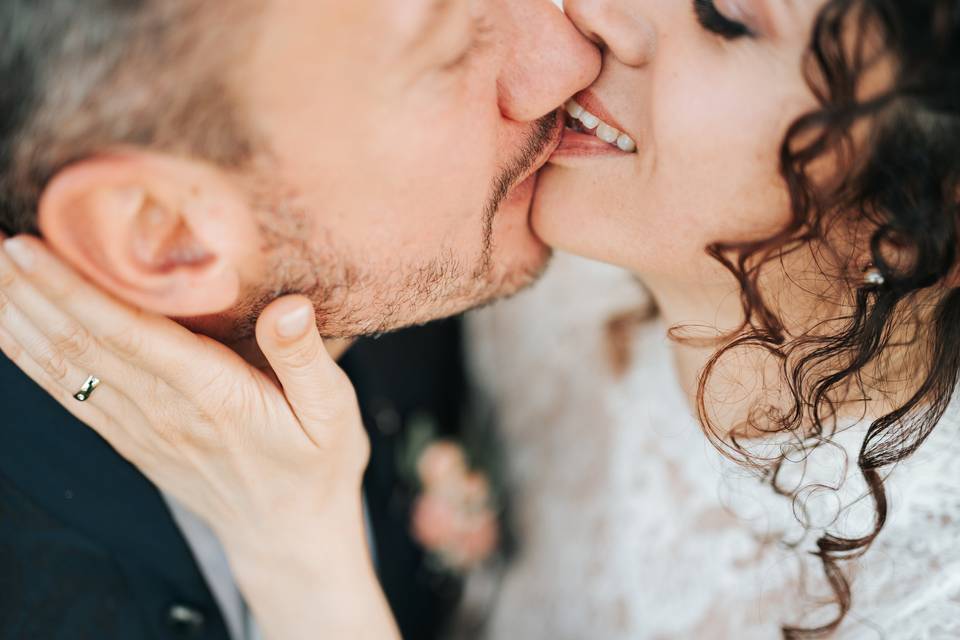 Bacio sposi nel Monferrato