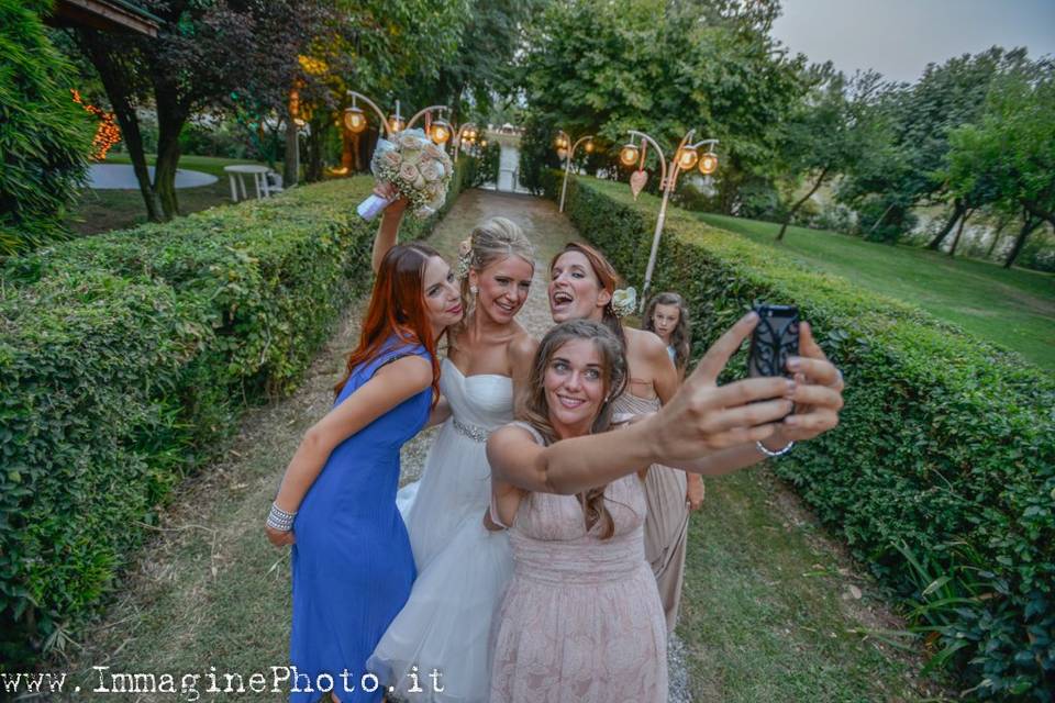 Selfy bride