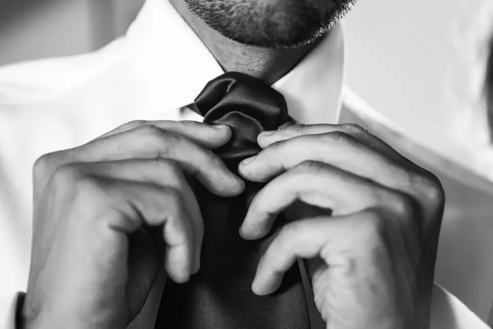 Bell'uomo con barba che mostra l'alleanza anello matrimonio sul dito su  sfondo bianco con un'espressione fiduciosa su smart face pensare serio Foto  stock - Alamy