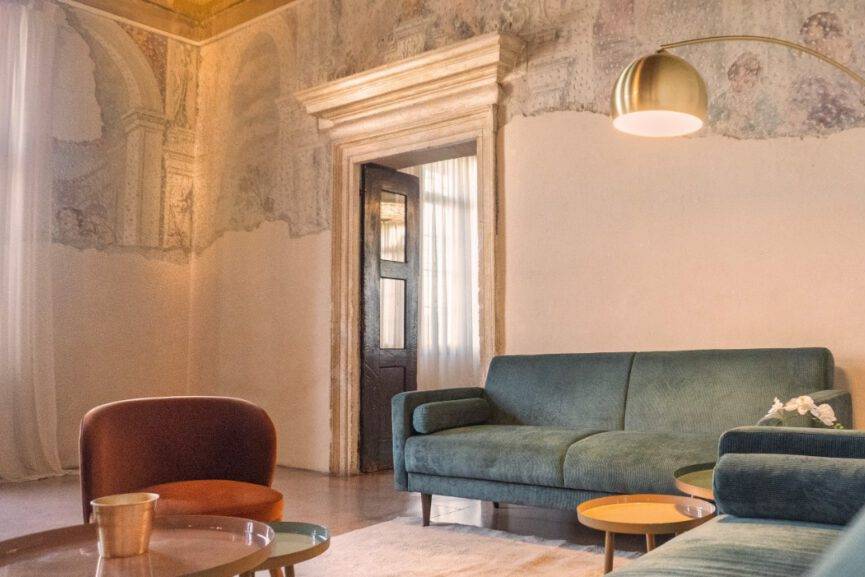 L'ingresso con i salottini