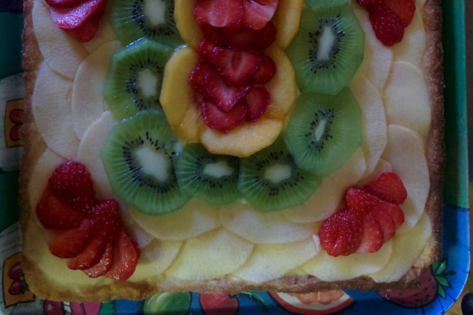 Festa con crostata di frutta