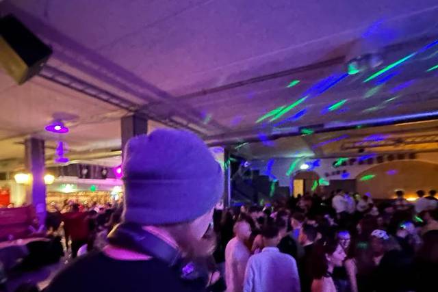 Mike durante un suo DJ-set