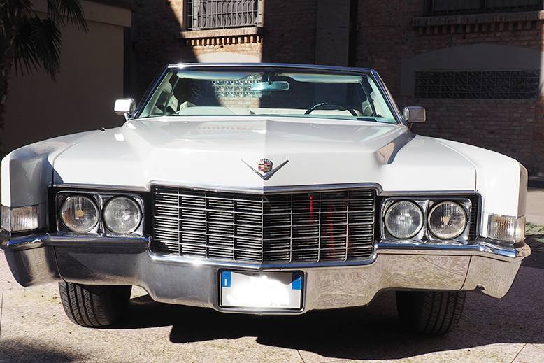 Cadillac de Ville di fronte