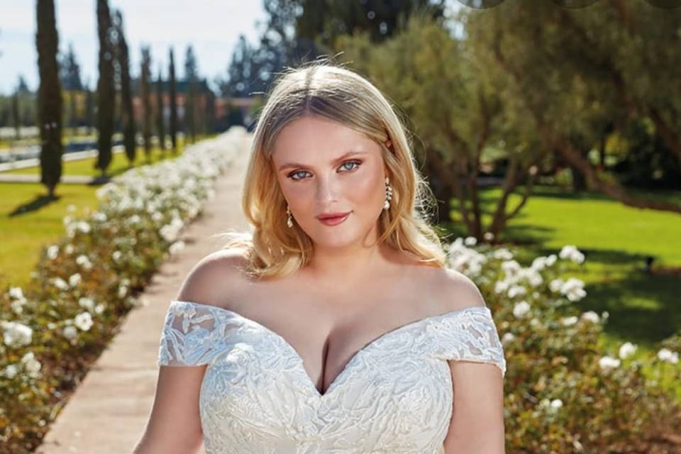 Linea curvy sposa con spalline