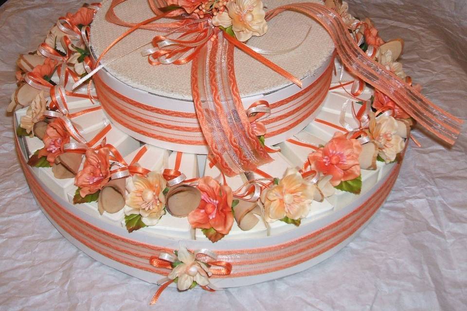 Torta con fiori in legno