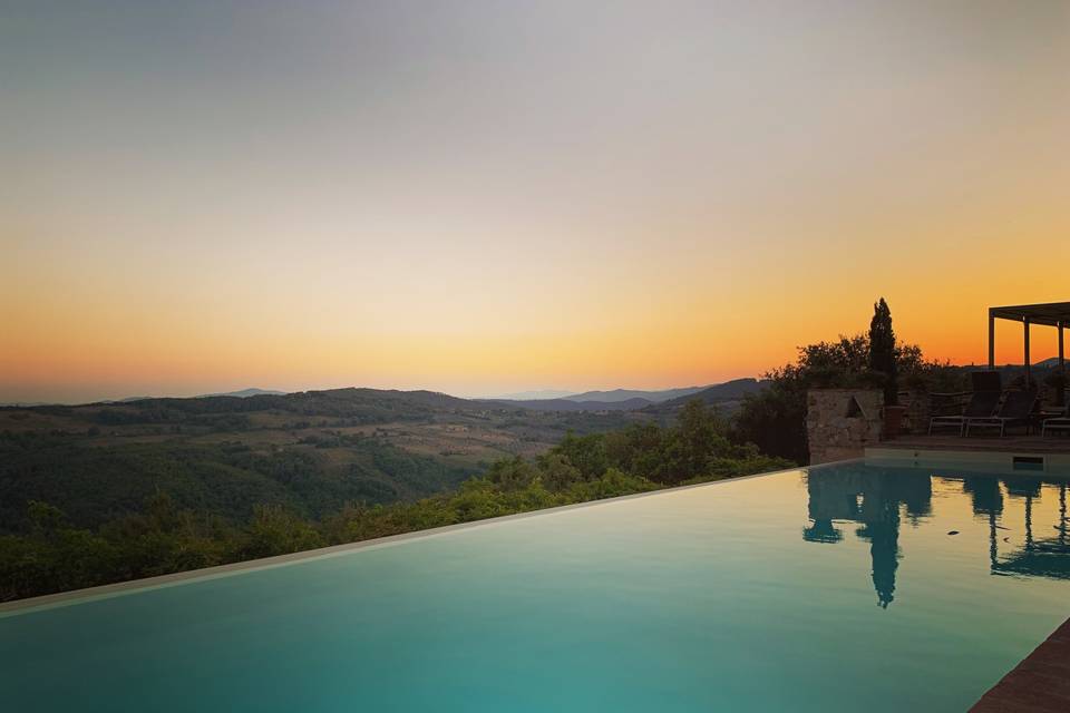 Piscina al tramonto