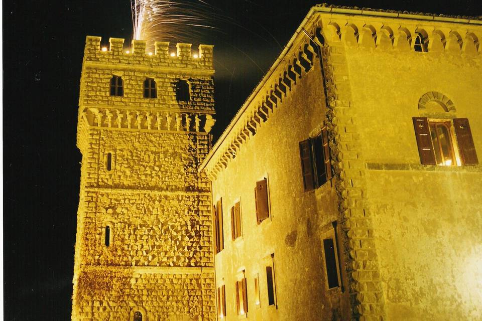 Torre con fuochi d'artificio