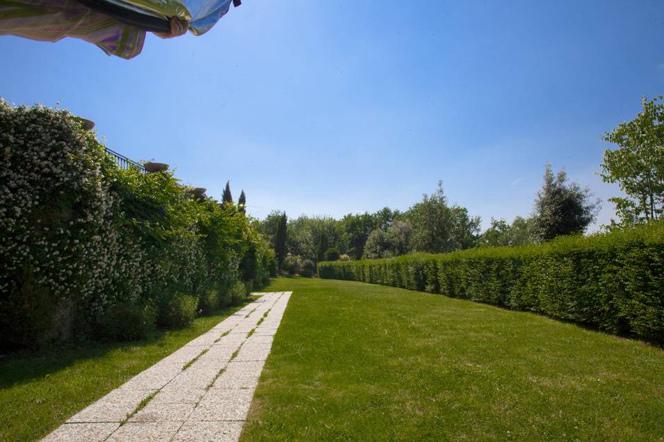 Viale di ingresso ai giardini