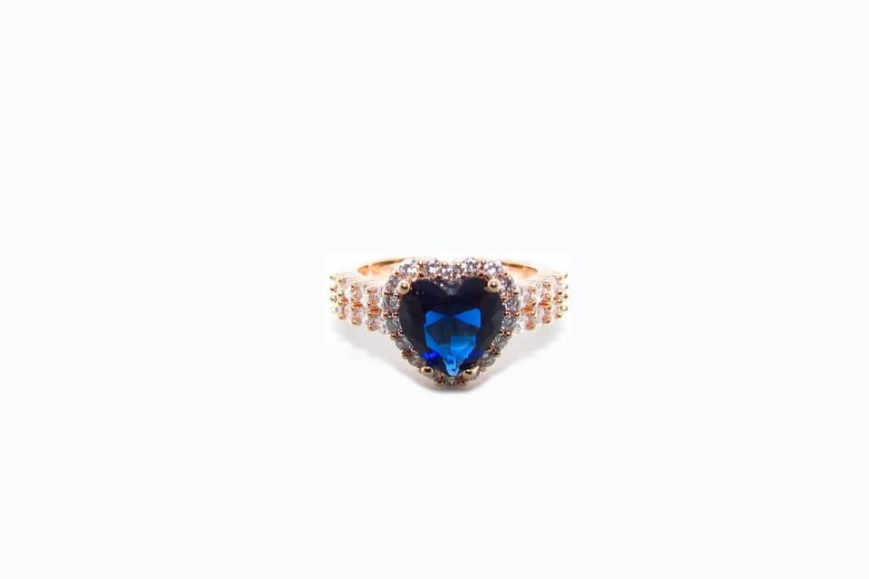 Anello con cuore diamante blu