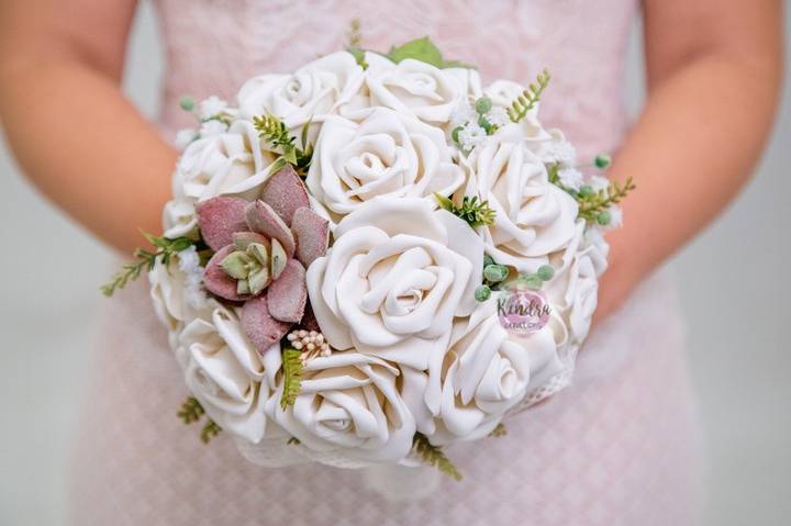 Una coroncina di fiori per il matrimonio di una sposa très chic! -  Bouquet sposa alternativi Bari - Kendra Creations