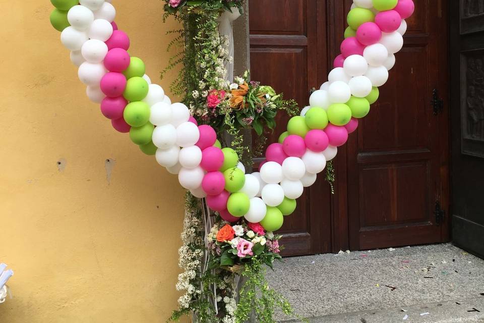 Cuore e fiori esterno chiesa