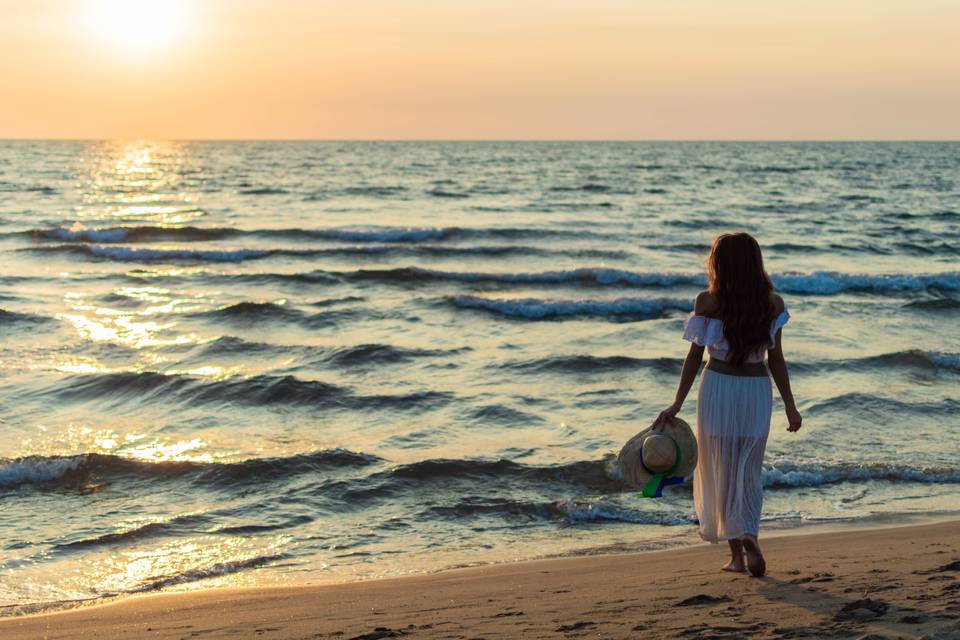 Shooting al tramonto spiaggia