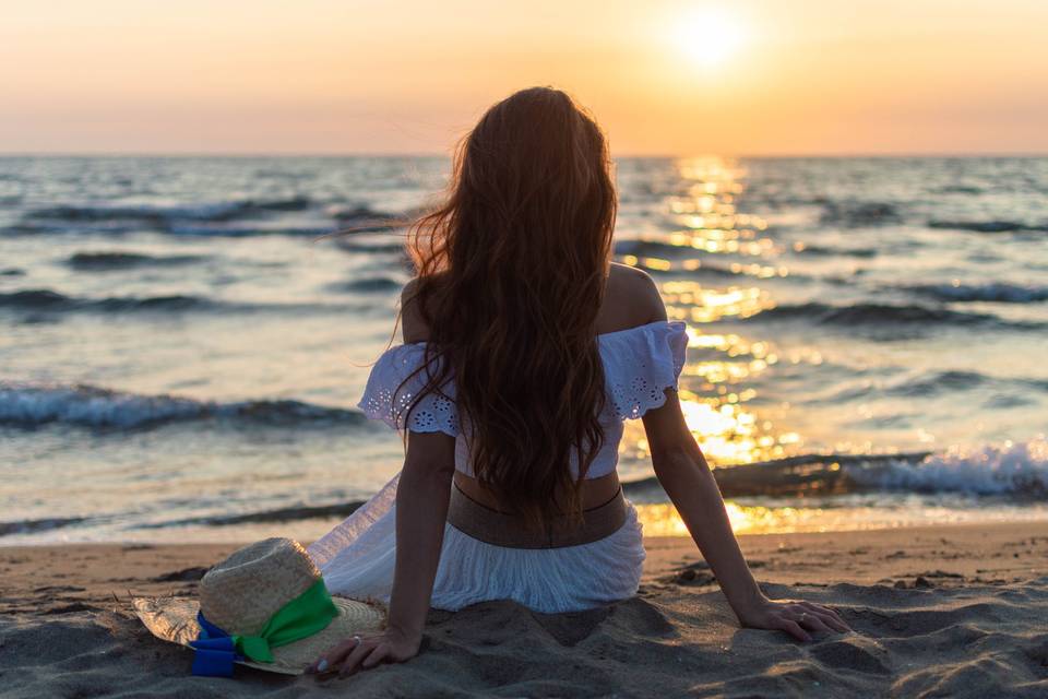 Foto al tramonto di spalle