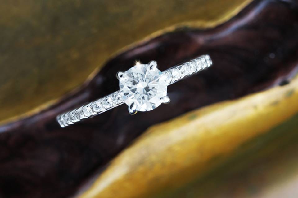 Anello solitario con brillanti