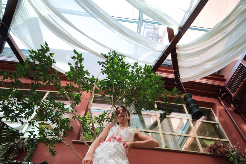 Sposa in pizzo ricamato