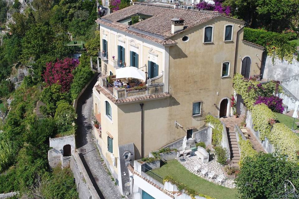 Palazzo e giardini sul mare