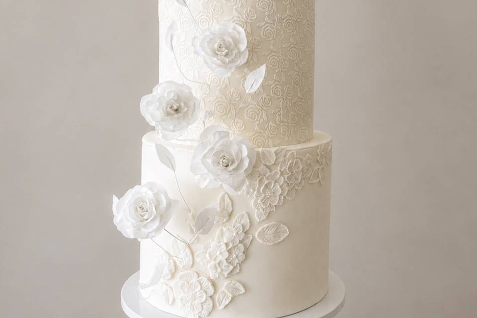 Torta con le rose fatte a mano