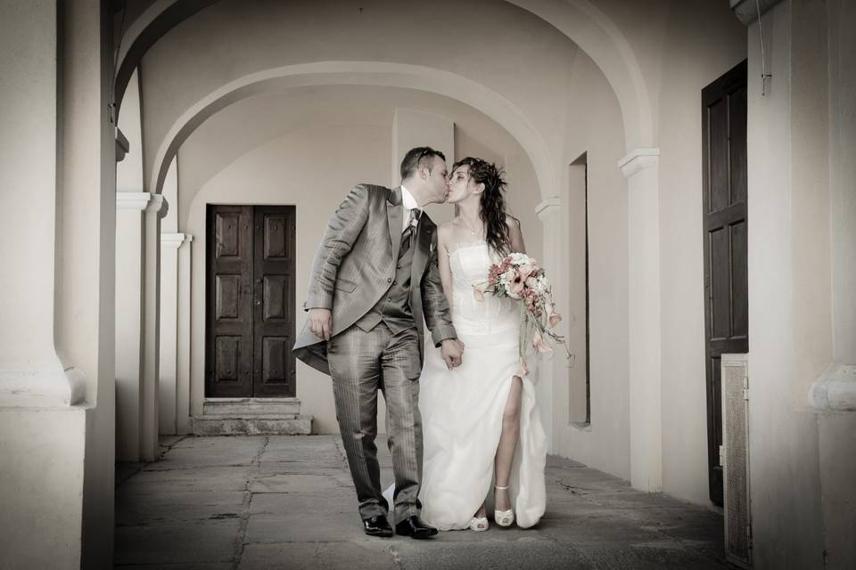 Bacio sotto i portici