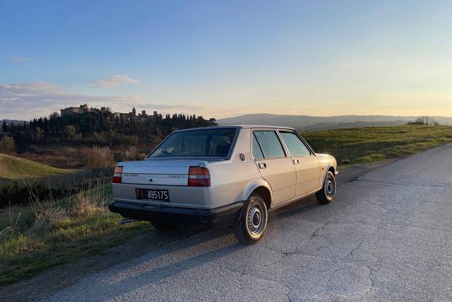 Auto d'epoca tra borghi