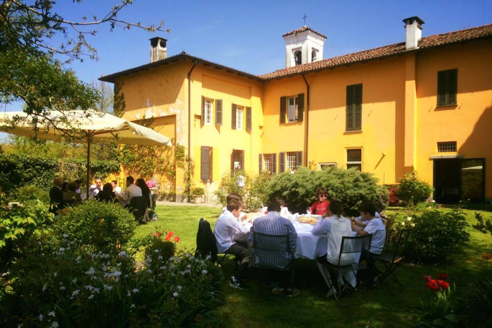 Taglio della torta in giardino