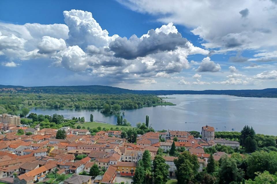 Panorama del paese e lago