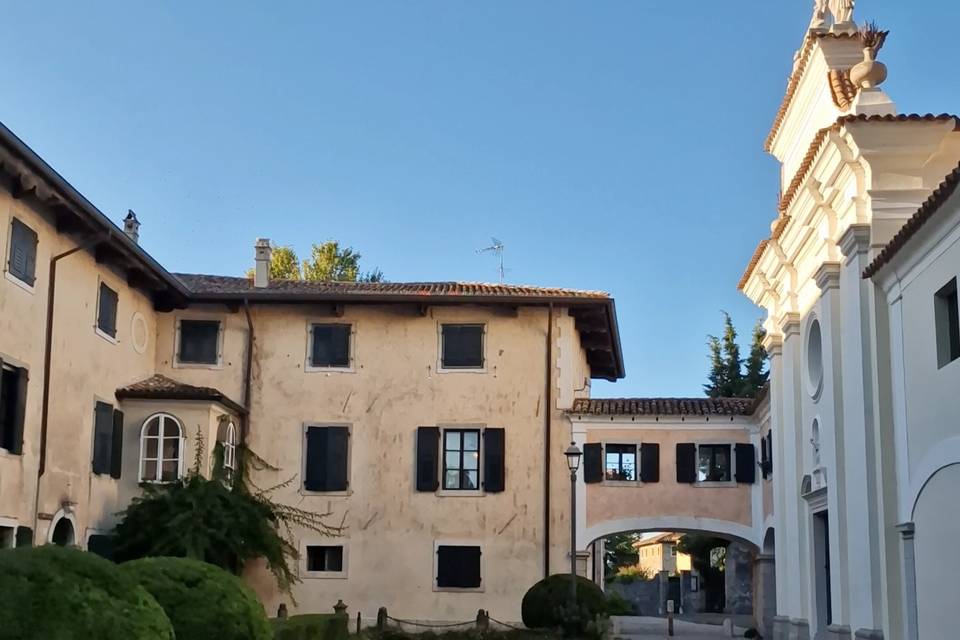 Palazzo principale e chiesa