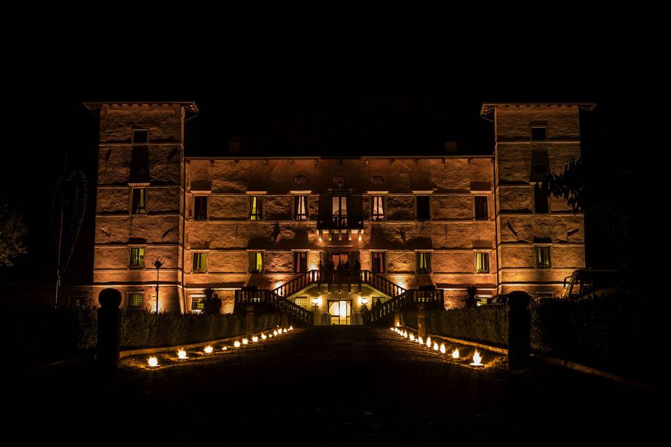 Viale d'ingresso di notte