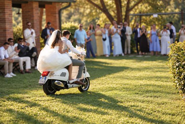 Arrivo sposi in Vespa