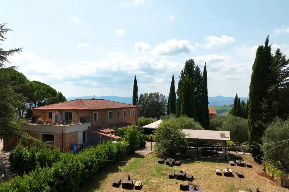 Vista ristorante e casale
