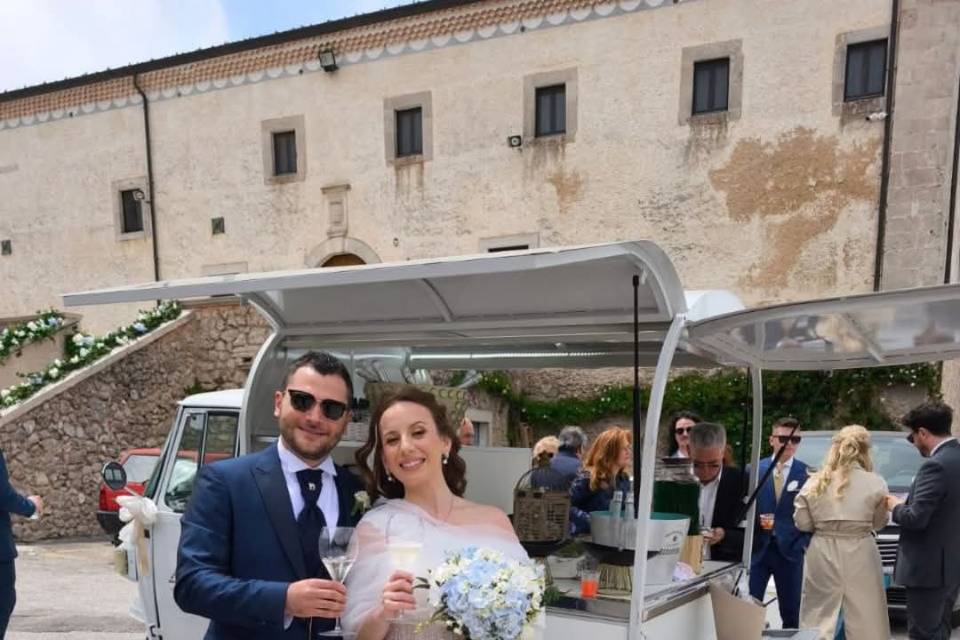 Sposi felici con una bevanda