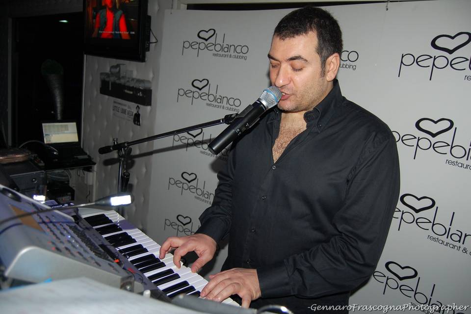 Simone marra al piano