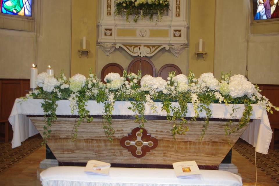 Un altare tuttto decorato