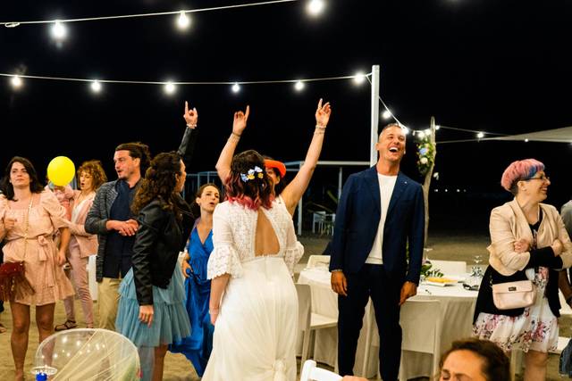 Tutti in pista con la sposa