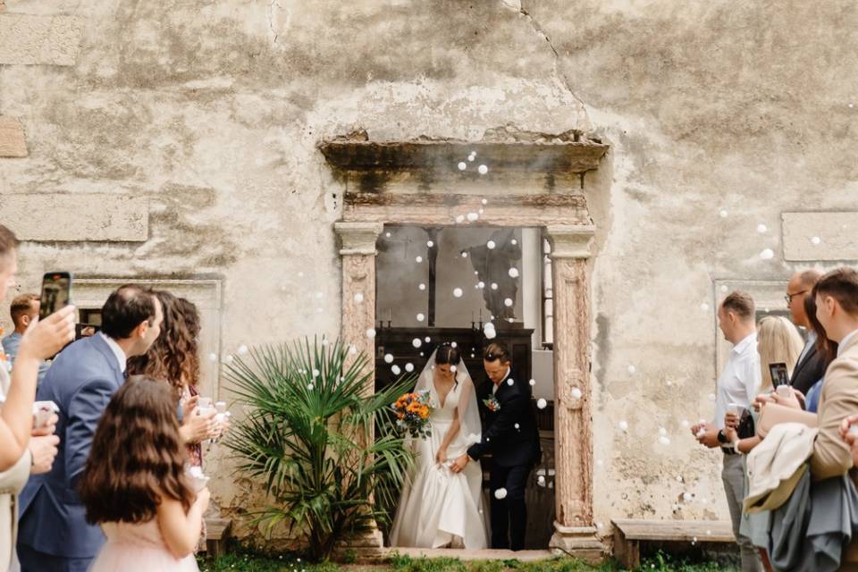 Uscita dalla chiesa