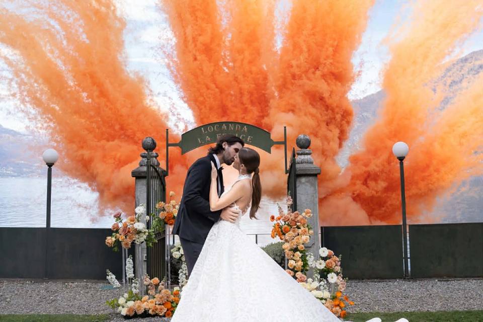 Smoke bomb colorate