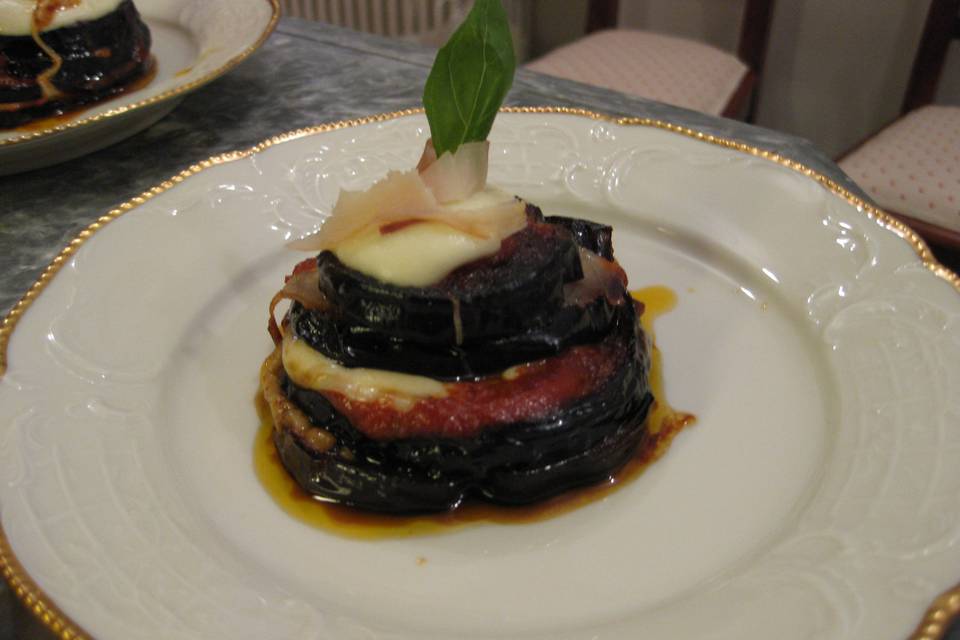 Tortino di melanzane con mozzarella e spada affumicato