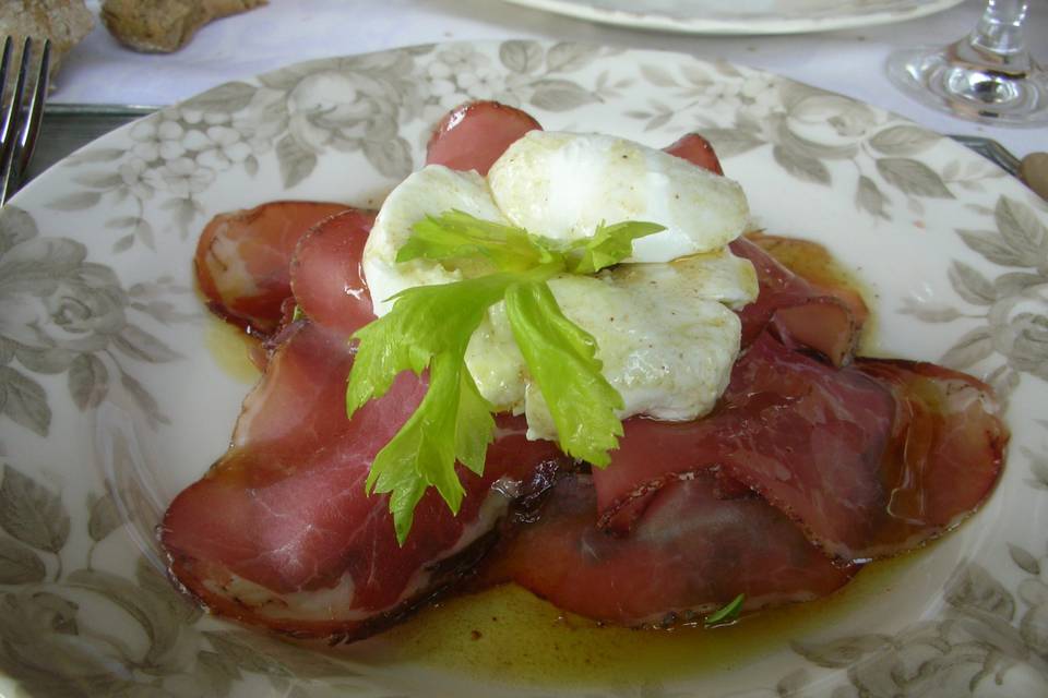 Fiore di carne salata con mozzarella di bufala e cuore di peperone