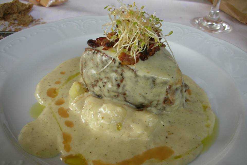 Filetto con fonduta di formaggi e uva passa